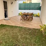 Vivenda Espacosa Com Jardim E Churrasqueira *