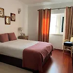 Vivenda Espacosa Com Jardim E Churrasqueira