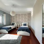 Vivenda Espacosa Com Jardim E Churrasqueira Tatil Evi *