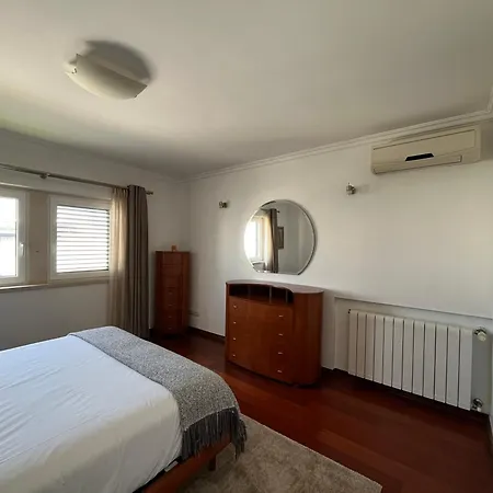 Vivenda Espacosa Com Jardim E Churrasqueira Feriehus Alcabideche