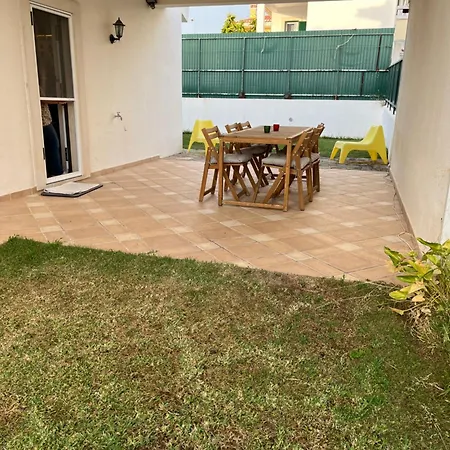 Vivenda Espacosa Com Jardim E Churrasqueira *