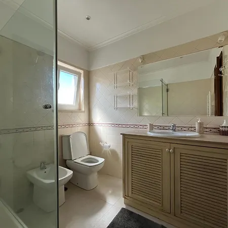 Vivenda Espacosa Com Jardim E Churrasqueira