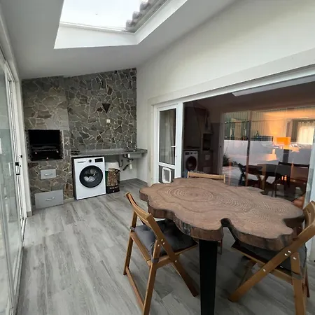 Vivenda Espacosa Com Jardim E Churrasqueira Ferienhaus Alcabideche