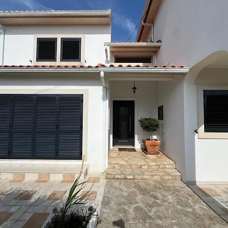 Vivenda Espacosa Com Jardim E Churrasqueira Alcabideche