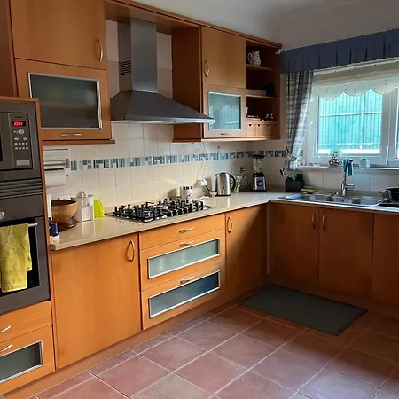 Vivenda Espacosa Com Jardim E Churrasqueira Ferienhaus