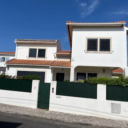 Vivenda Espacosa Com Jardim E Churrasqueira *