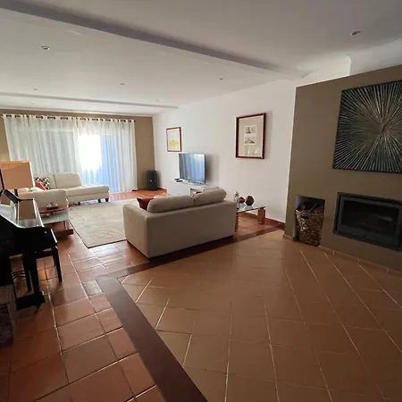Vivenda Espacosa Com Jardim E Churrasqueira Feriehus