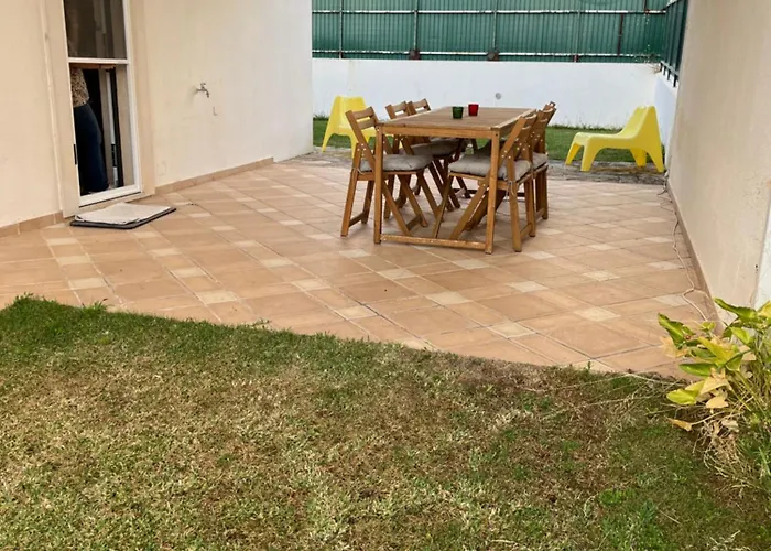 Vivenda Espacosa Com Jardim E Churrasqueira *