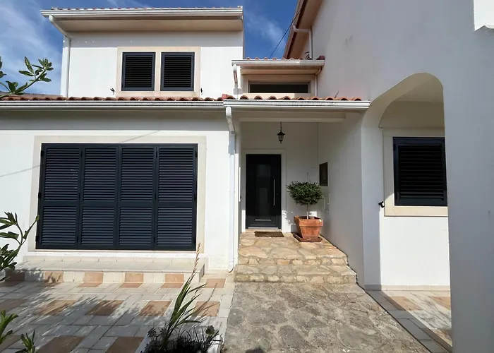 Vivenda Espacosa Com Jardim E Churrasqueira Alcabideche