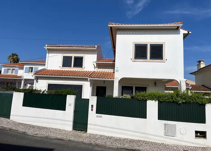 Vivenda Espacosa Com Jardim E Churrasqueira *