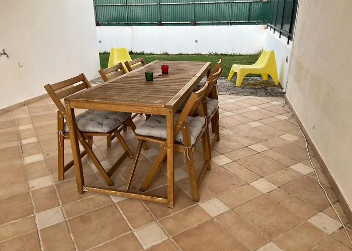 Vivenda Espacosa Com Jardim E Churrasqueira